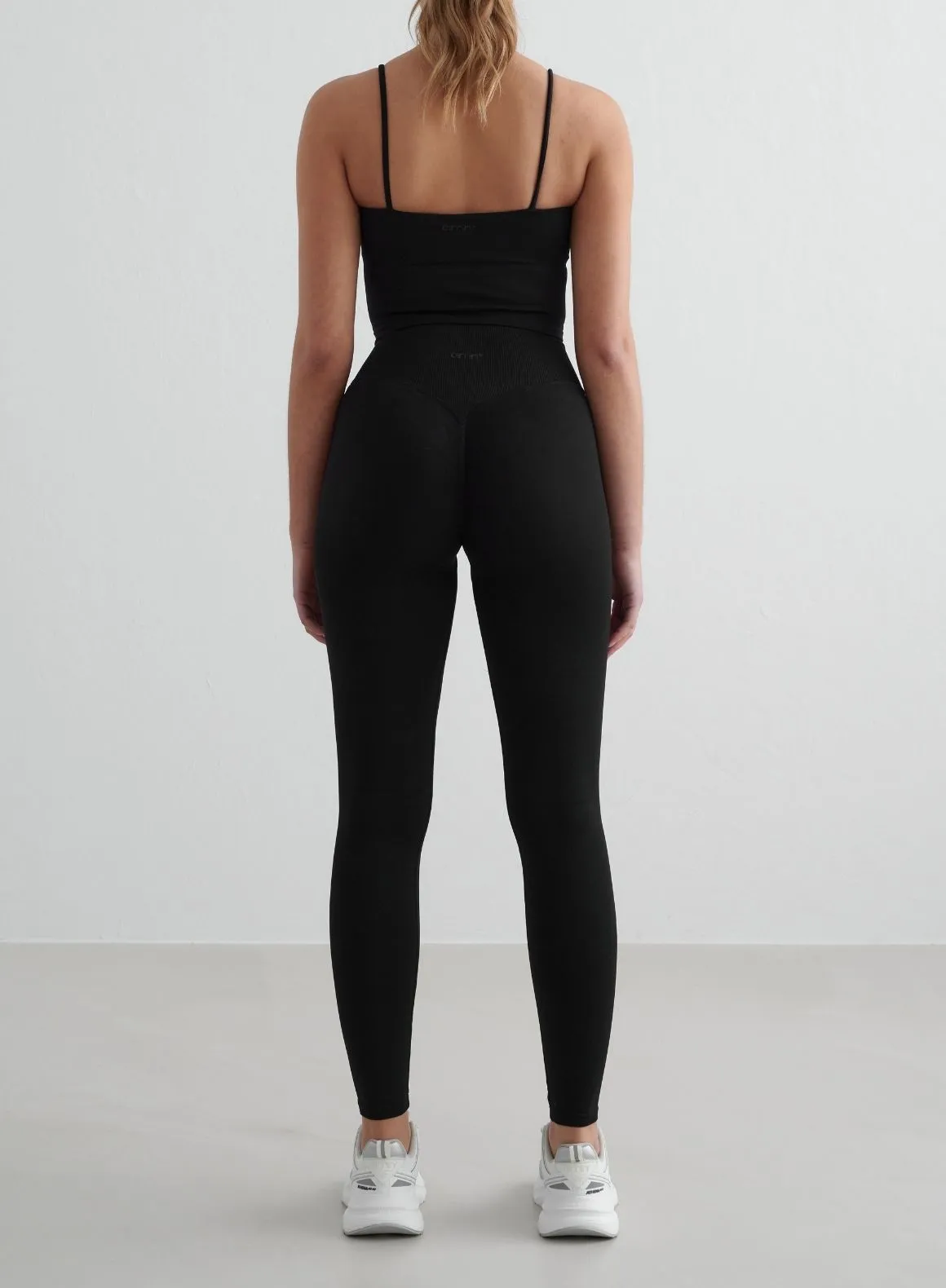 Black Shape Seamless Strap Singlet