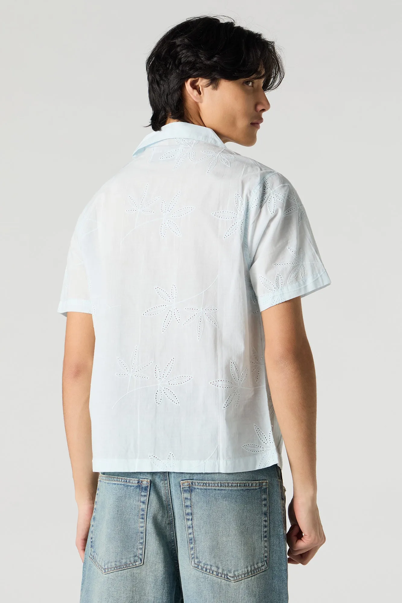 Haut boutonné avec motif de feuille brodé et oeillets