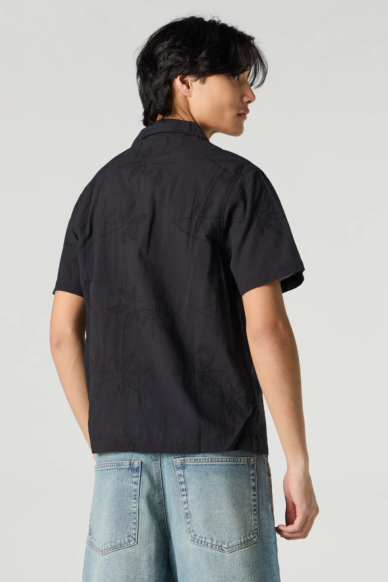 Haut boutonné avec motif de feuille brodé et oeillets