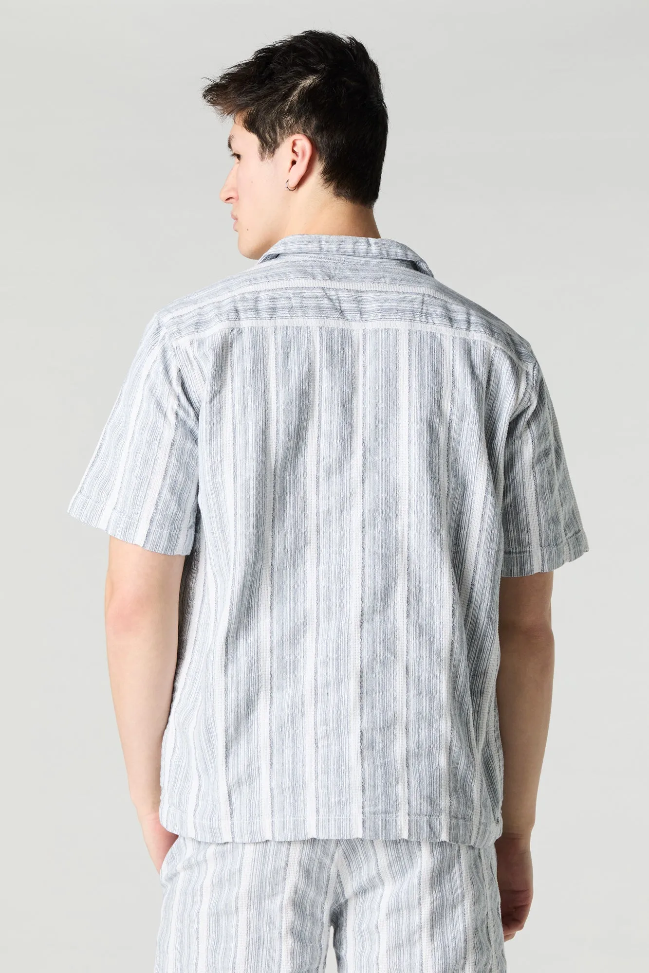 Haut boutonné en tricot rayé