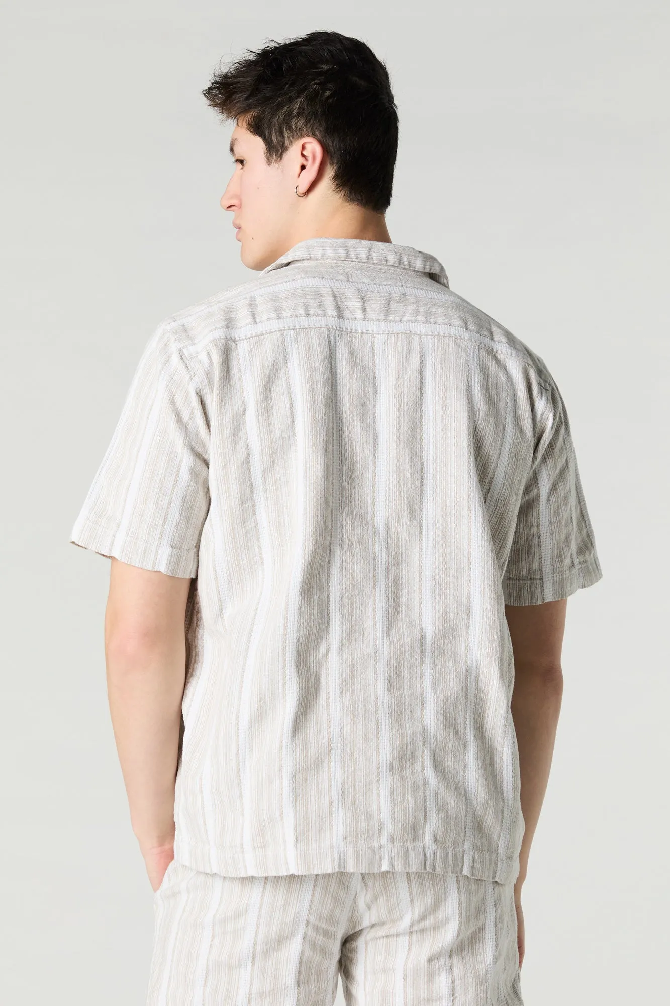 Haut boutonné en tricot rayé