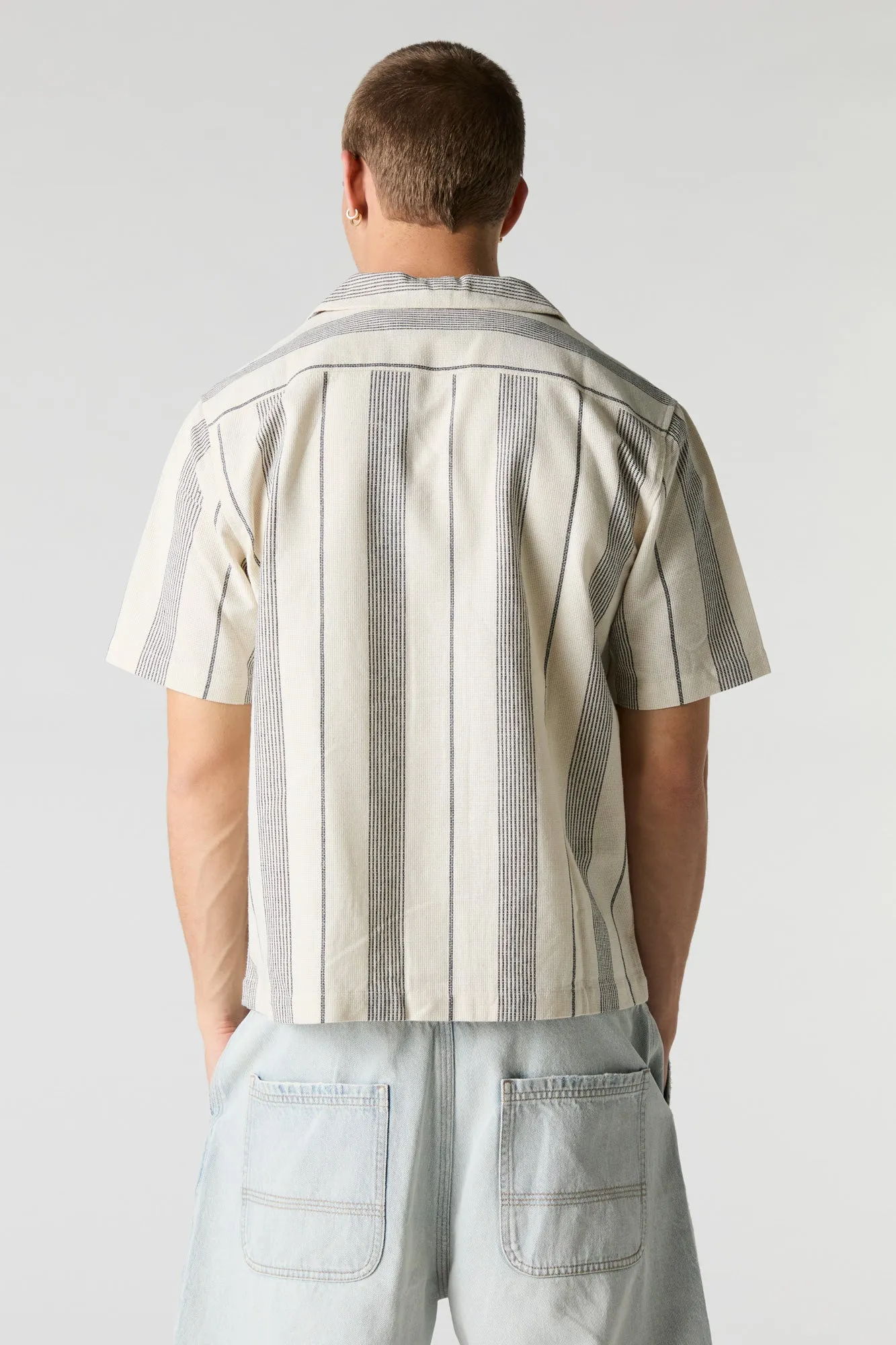 Haut boutonné texturé rayé avec col