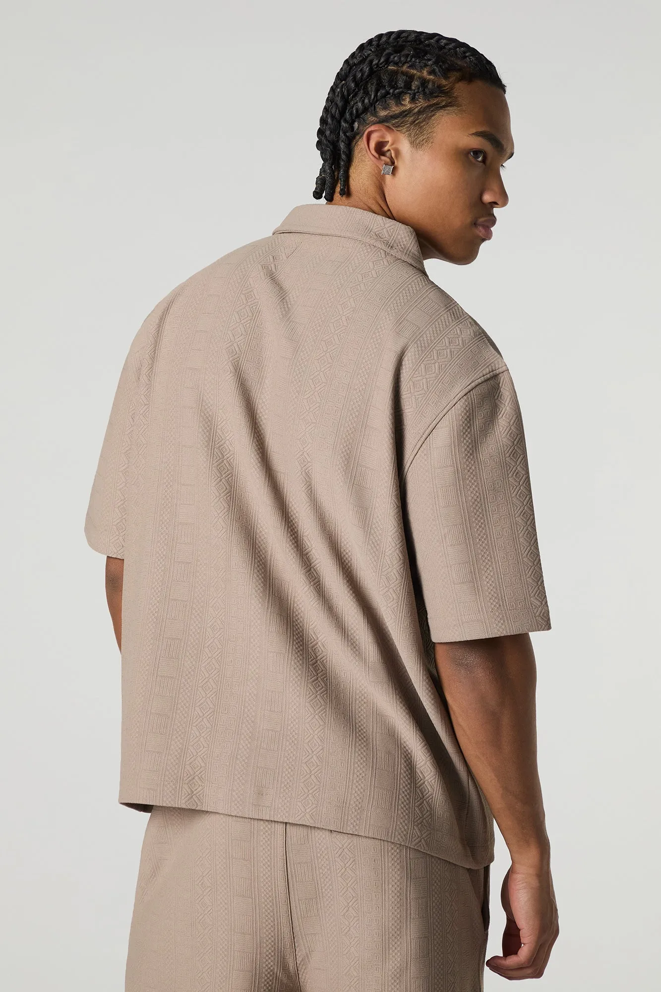 Haut carré boutonné texturé avec motif géométrique