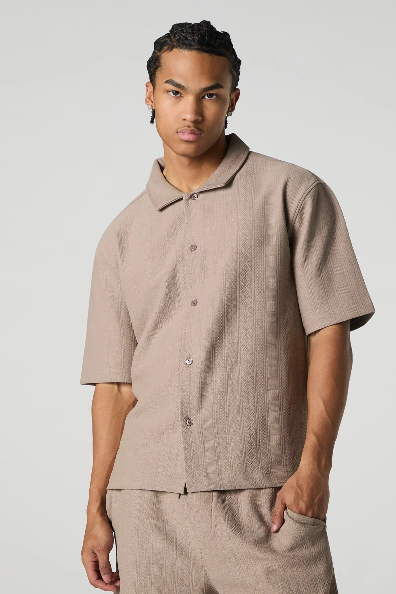 Haut carré boutonné texturé avec motif géométrique